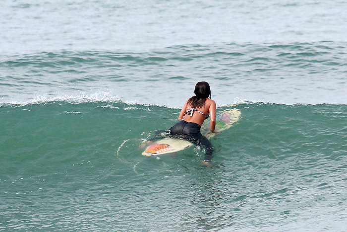 Que saúde! Dani Suzuki surfa na praia da Macumba, no Rio 