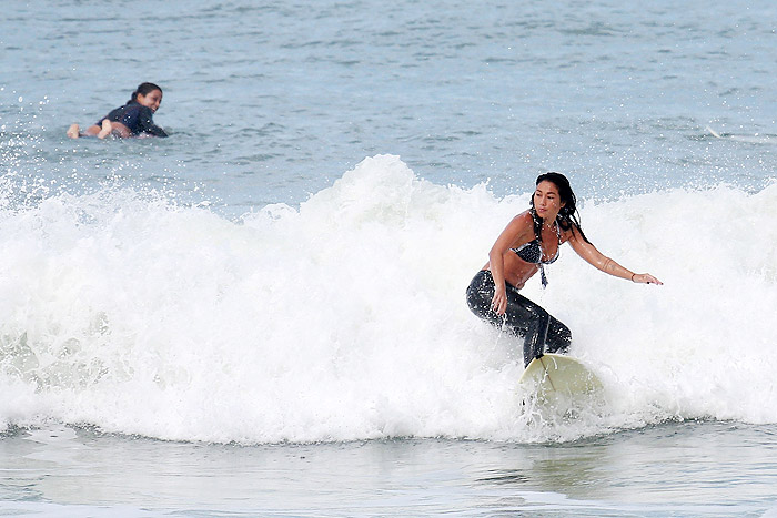 Que saúde! Dani Suzuki surfa na praia da Macumba, no Rio 