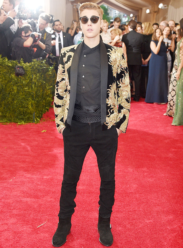 Justin Bieber usa terno com ‘dragão dourado’ no MET Gala