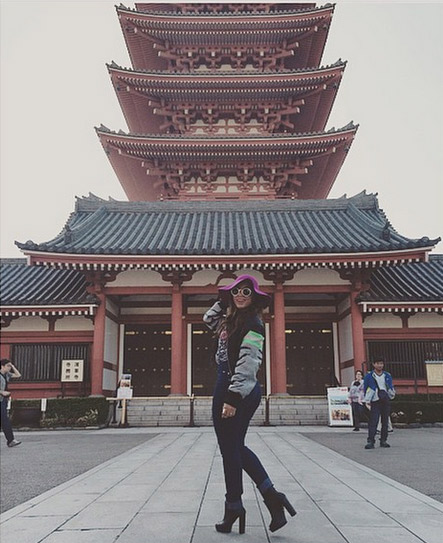 Anitta tira onda em pontos turísticos do Japão