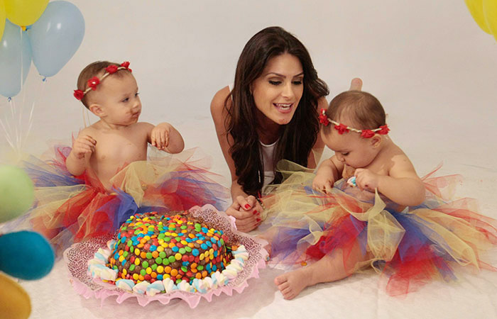 Natália Guimarães posou em sessão especial com as filhas pouco antes das meninas completarem um aninho