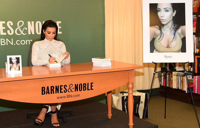 Kim Kardashian dispensa o uso de sutiã em lançamento de livro