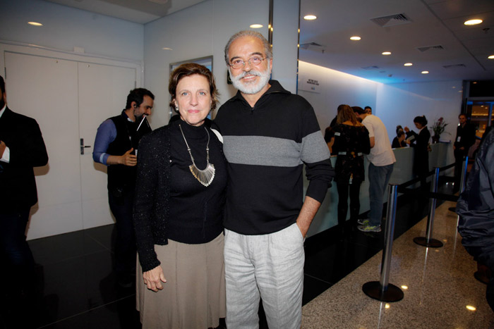 Carol Castro e mais famosos assistem Ney Matogrosso, em São Paulo