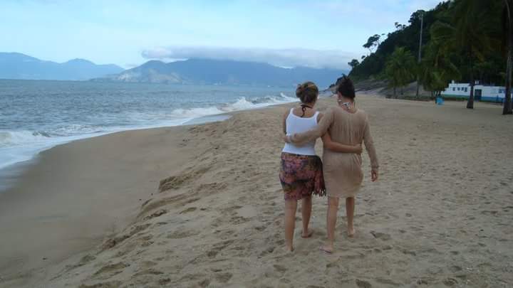 Aqui, a paulistana aparece abraçada à Elaine durante um passeio pela praia. Linda foto, né?