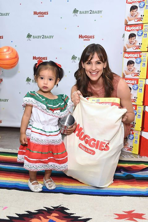  Jennifer Garner e a empresa Huggies doam 1,5 milhão de fraldas para instituição de caridade