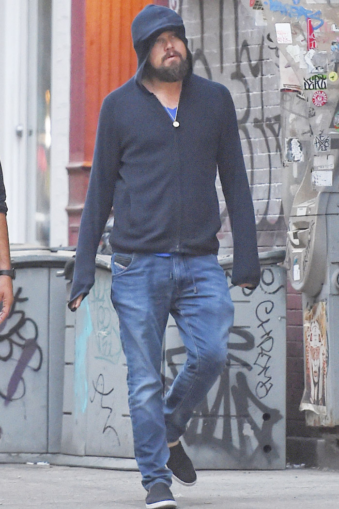 Leonardo DiCaprio fica com look bizarro ao tentar se esconder dos paparazzi