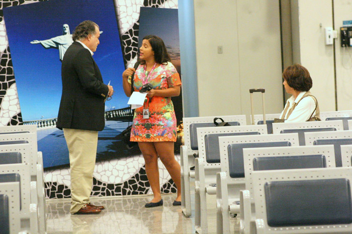 Tony Ramos causa tumulto ao chegar em aeroporto no Rio