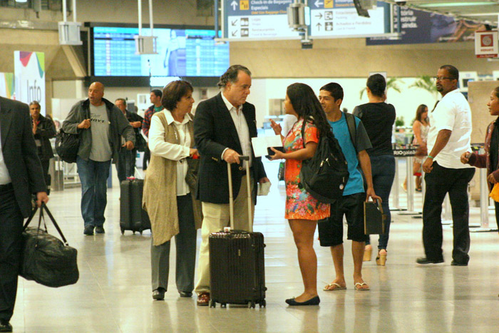 Tony Ramos causa tumulto ao chegar em aeroporto no Rio