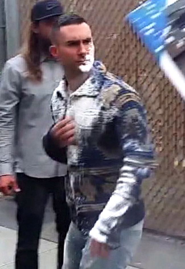 Homem joga açúcar no rosto de Adam Levine na porta de estúdio