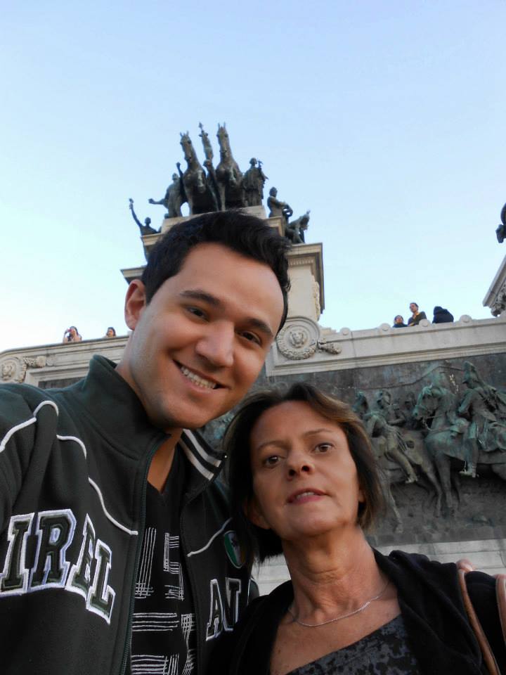 Gustavo também não esqueceu de postar sua homenagem para a mãe dele com a hashtag #MinhaMãeNoFuxico