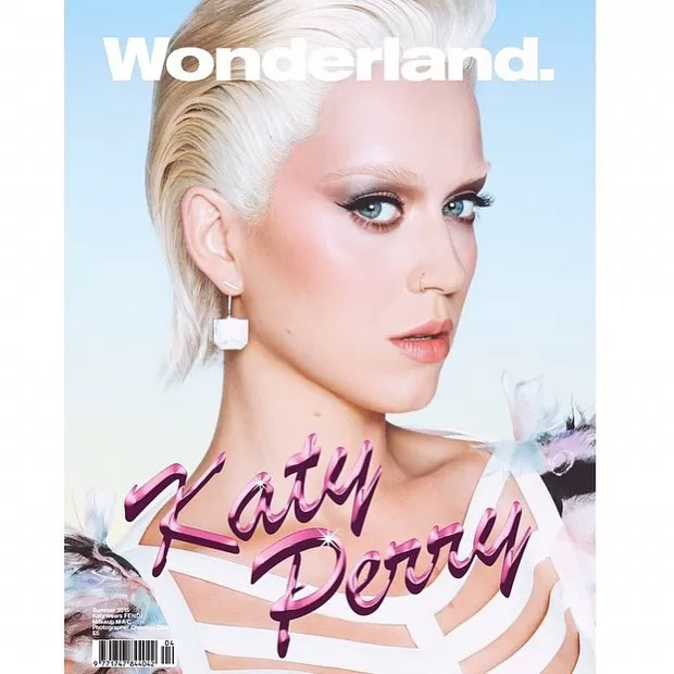 Katy Perry  posa com cabelos platinados em capa de revista 