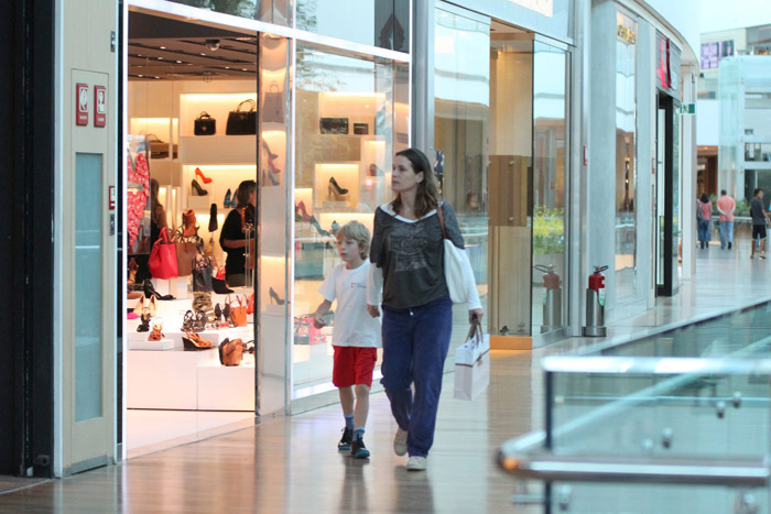 Filho de Vanessa Lóes faz graça durante passeio por shopping