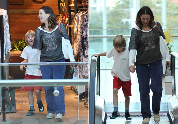 Filho de Vanessa Lóes faz graça durante passeio por shopping