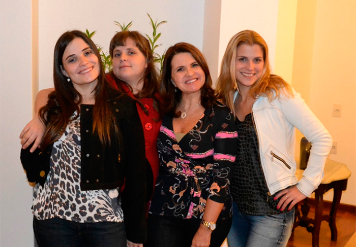 Cristina Souza, com suas três crianças: Fernanda, Juliana e Natalia. Uma delas, por sinal, trabalha no Fuxico. Sabe qual?