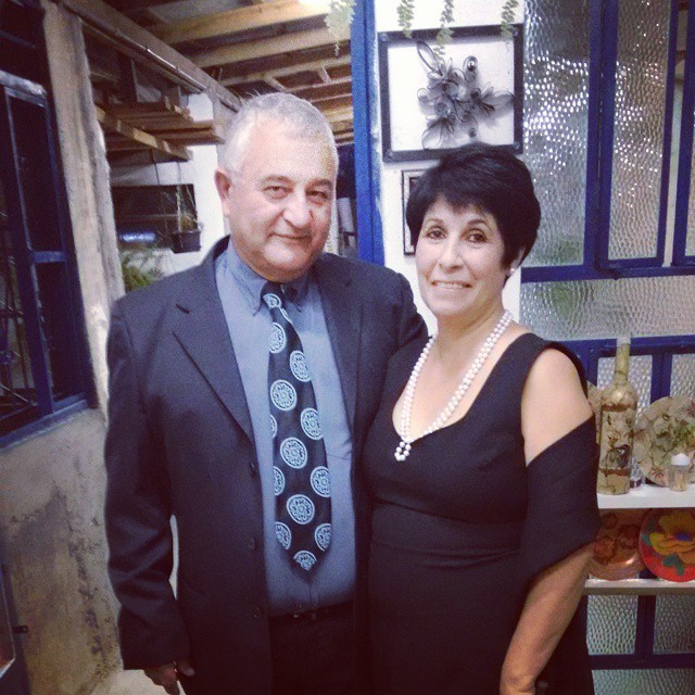 Carolina Arreguy postou uma foto no Instagram da mãe e do padrasto antes de eles saírem. Minha mae e meu padrasto lindos e prontos para sairem!, disse a moça no Instagram