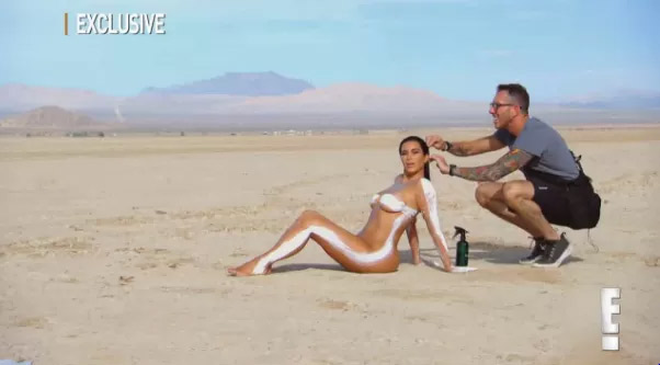 Kim Kardashian fica completamente nua nos bastidores de seu reality show