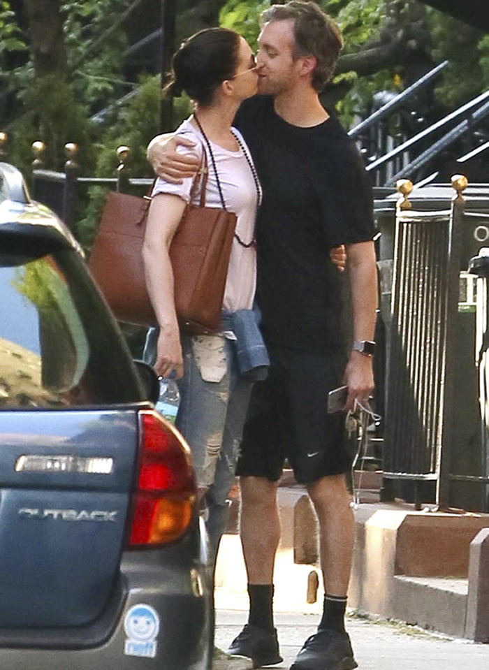 Anne Hathaway dá um beijão no marido em passeio por Nova York