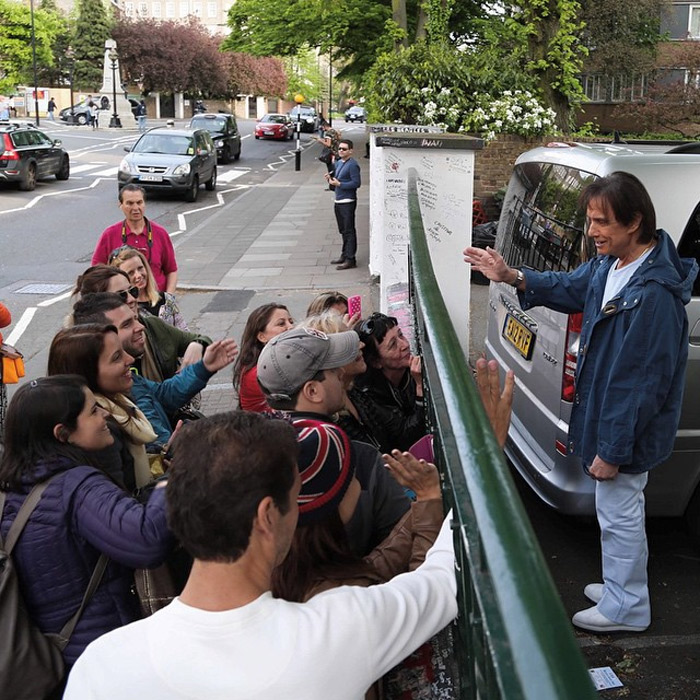 Roberto Carlos recebe o carinho de fãs na porta do Abbey Road Studios