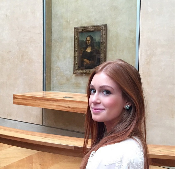 Marina Ruy Barbosa posa em frente a Mona Lisa, em Paris