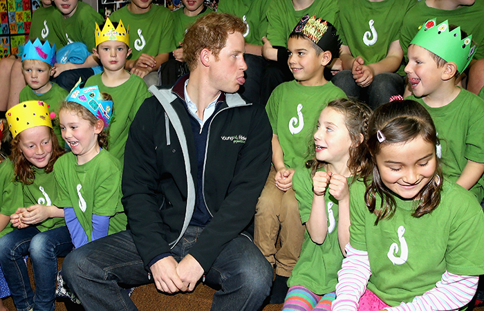  Príncipe Harry mostra a língua para garoto em visita à escola na Nova Zelândia