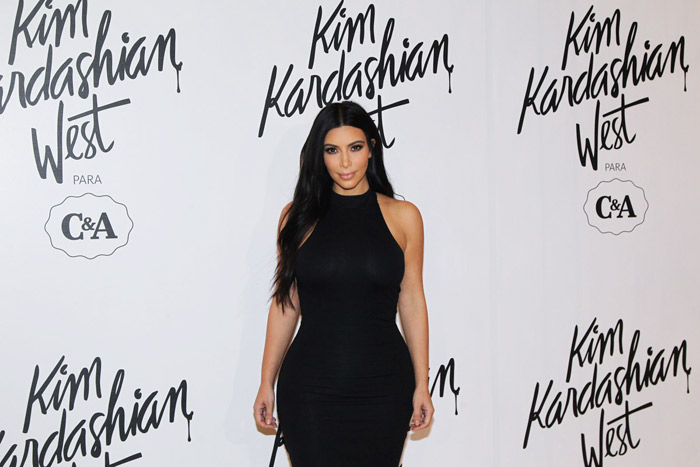 Kim Kardashian chega ao lançamento de sua coleção de roupas em São Paulo