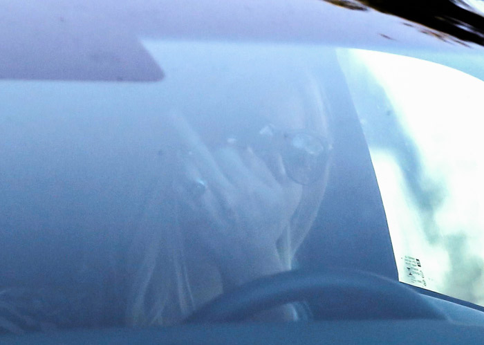 Jennifer Lawrence mostra o dedo do meio para os fotógrafos em Malibu