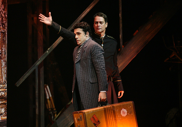 Marcello Antony e Jarbas Homem de Mello apresentam cena de Chaplin, O Musical