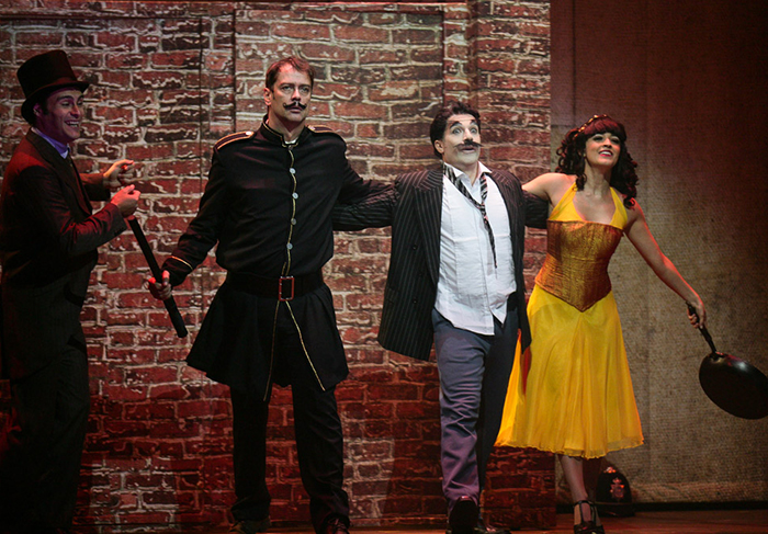 Jarbas Homem de Mello e Marcello Antony em cena de Chaplin, O Musical