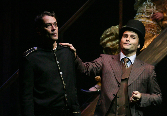 Marcello Antony e Leandro Luna apresentando cena de Chaplin, O Musical