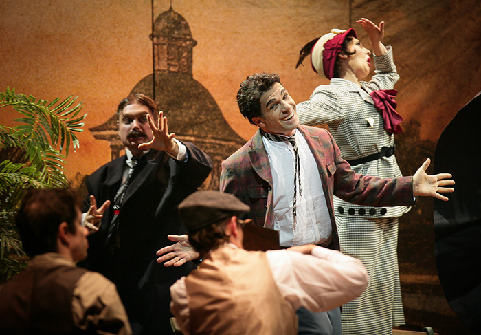 Jarbas Homem de Mello e elenco apresentam cena de Chaplin, O Musical