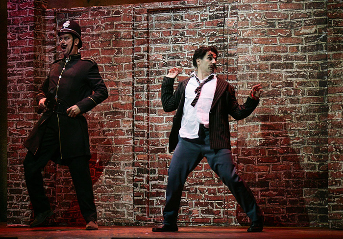 Marcello Antony e Jarbas Homem de Mello apresentam cena de Chaplin, O Musical