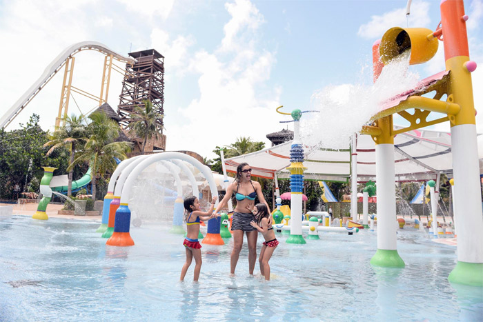 Bianca Rinaldi celebra os 6 anos das filhas gêmeas em parque aquático 