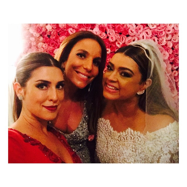 Fernanda Paes Leme e Ivete Sangalo fazem selfie com a noiva da noite: Preta Gil