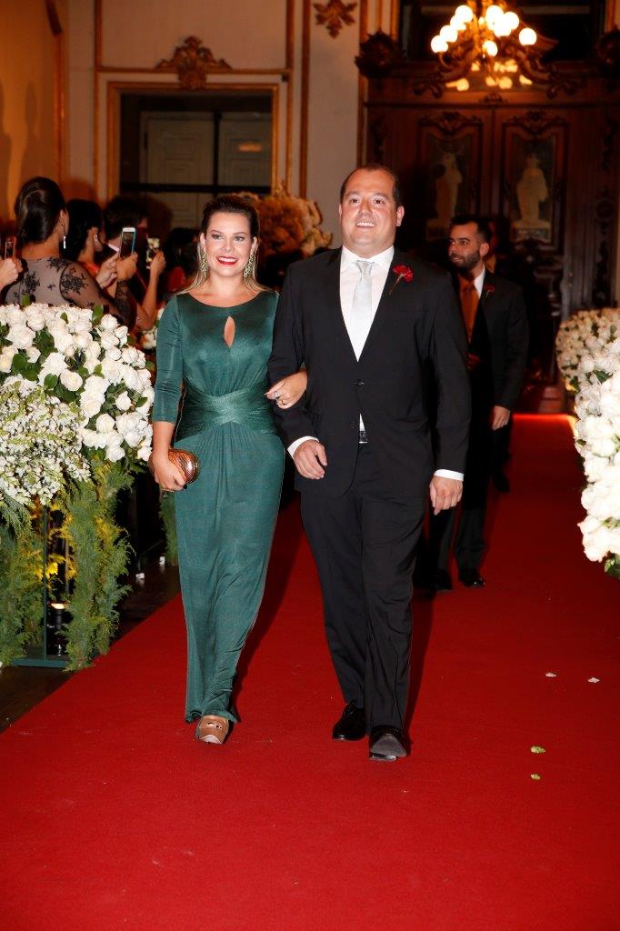 Olha só o look de Fernandinha Souza para a cerimônia! O vestido verde fugiu do padrão das rendas e acabou ficando em destaque entre as madrinhas