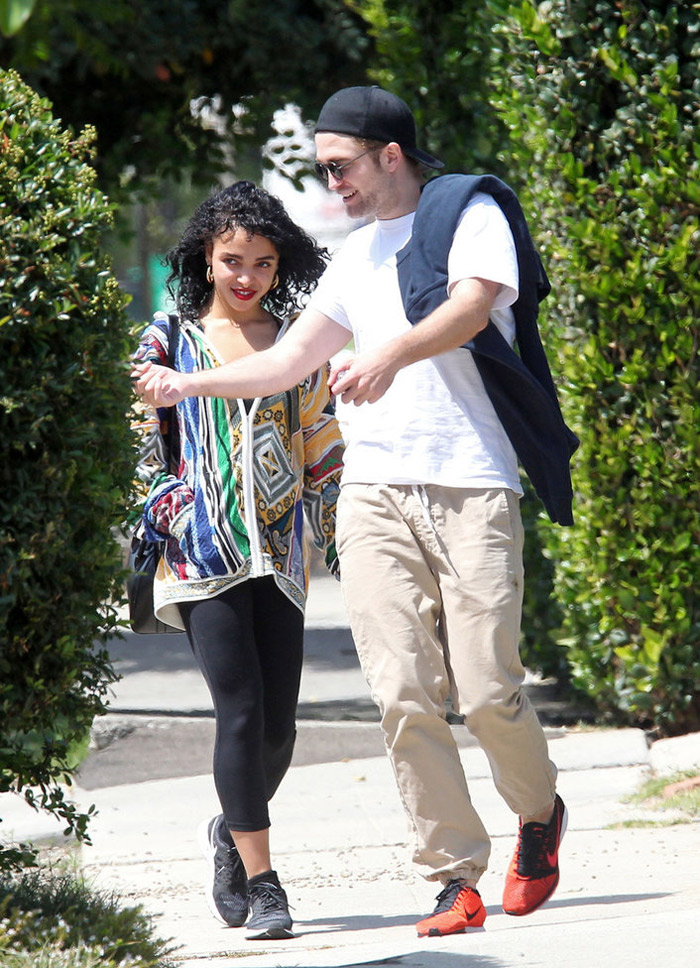 Robert Pattinson e FKA Twigs se divertem durante trajeto para academia 