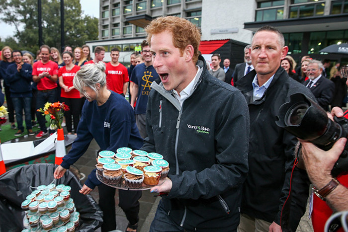 Com bandeja de cupcakes, príncipe Harry atende 'súditos' na Nova Zelândia