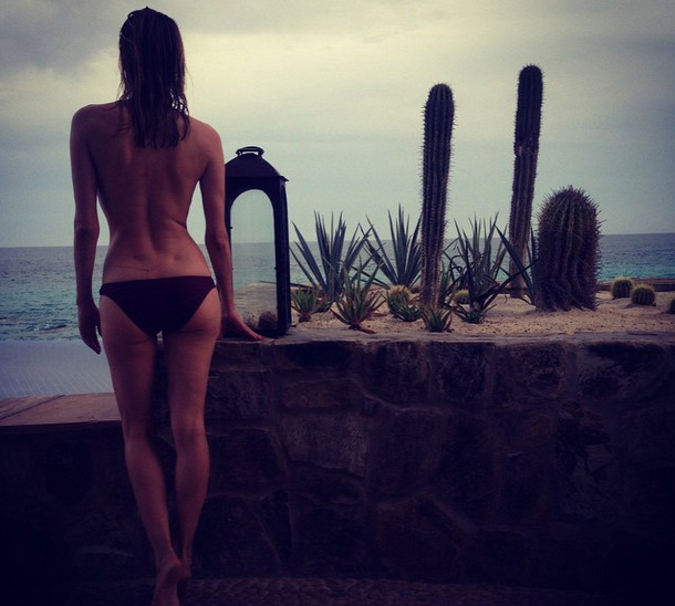 Diane Kruger faz topless durante férias no México 