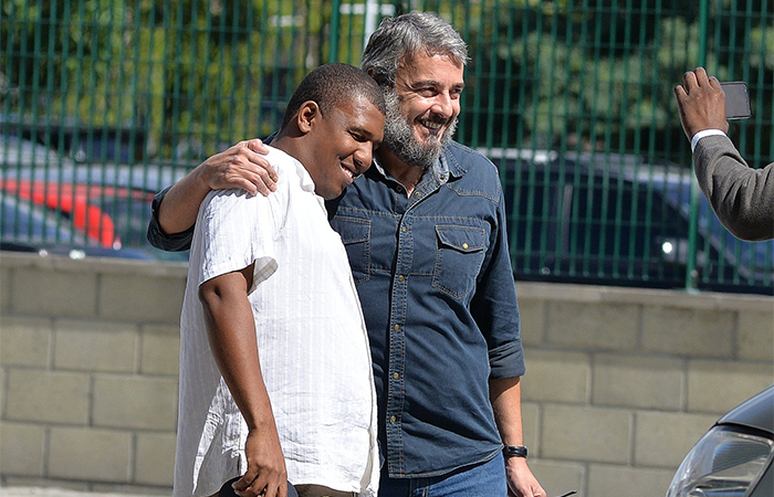 Alexandre Borges esbanja simpatia com fã na porta de aeroporto no Rio