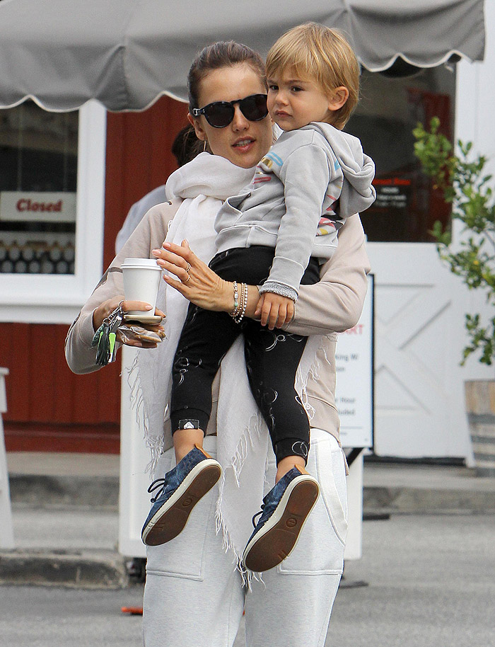 Alessandra Ambrósio quase mostra o ‘cofrinho’ em passeio com o filho