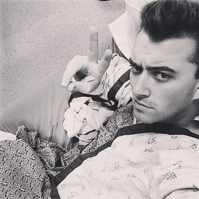 Em observação no hospital, Sam Smith mostra recuperação