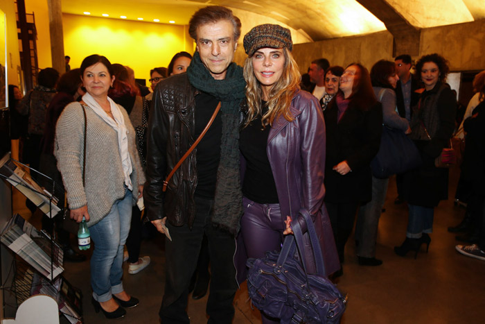 Bruna Lombardi e o marido, Carlos Alberto Riccelli, vão à pré-estreia de peça estrelada por Denise Fraga