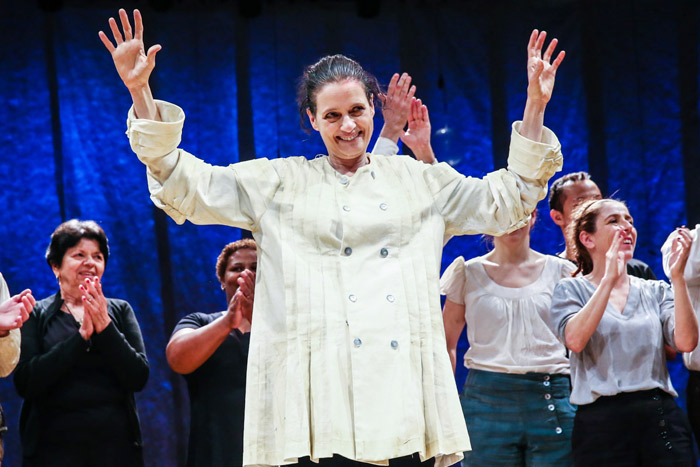 Denise Fraga agradece na pré-estreia de peça Galileu Galilei