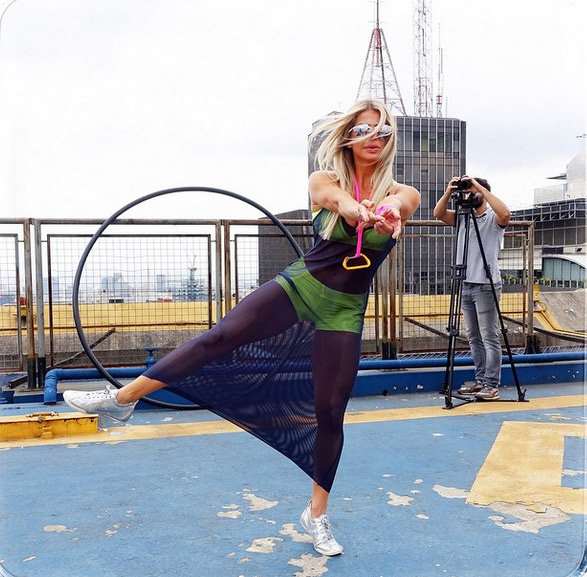 Karina Bacchi arrasa na pose nos bastidores de mais um trabalho no universo fitness