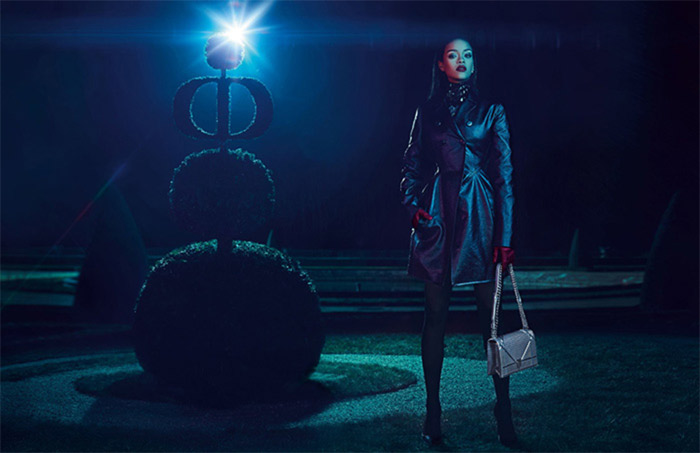 Rihanna esbanja glamour em fotos noturnas da Dior. Assista!