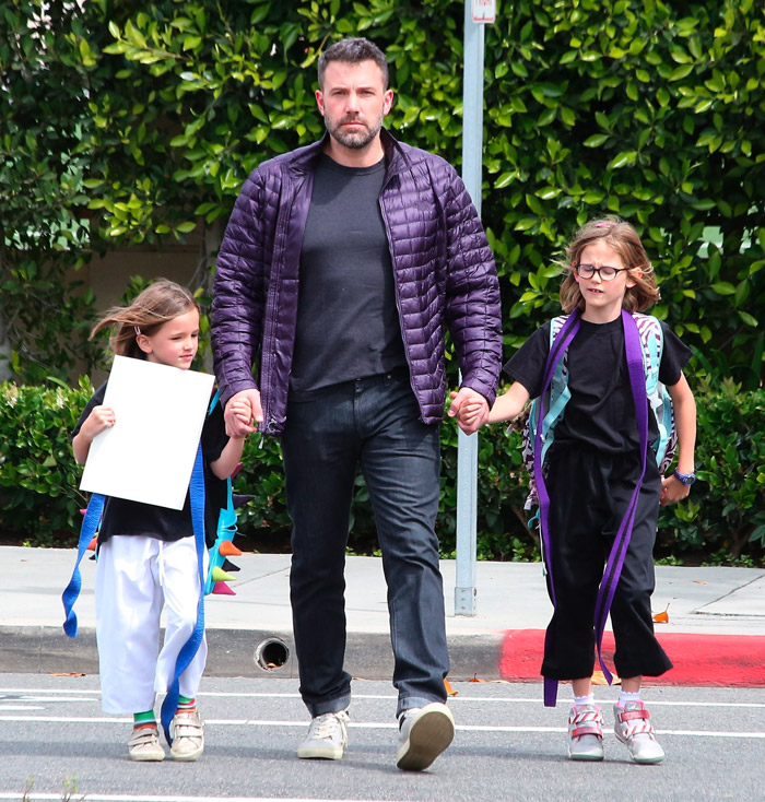 Gente como a gente! Ben Affleck ataca de super pai e leva as filhas à escola