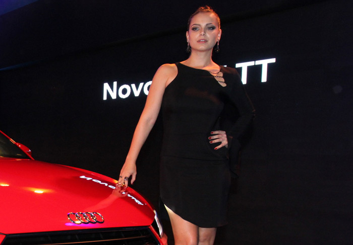 Milena Toscano posou com algumas das cores disponíveis do modelo TT da Audi e exibiu o visual todo elegante para o evento