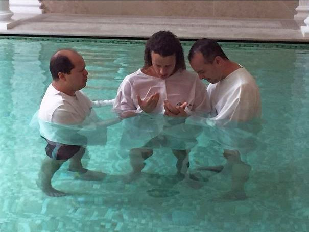  Jogador do Paris Saint-German, David Luiz, é batizado em igreja evangélica 