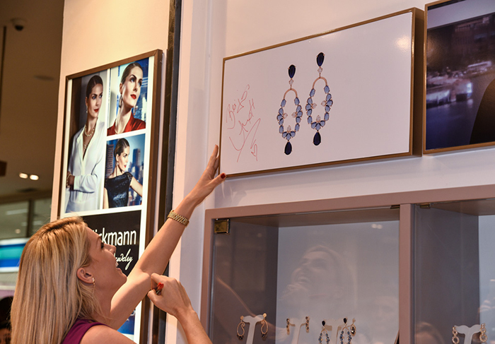 Ana Hickmann cai na risada durante lançamento da sua coleção de joias em Minas Gerais