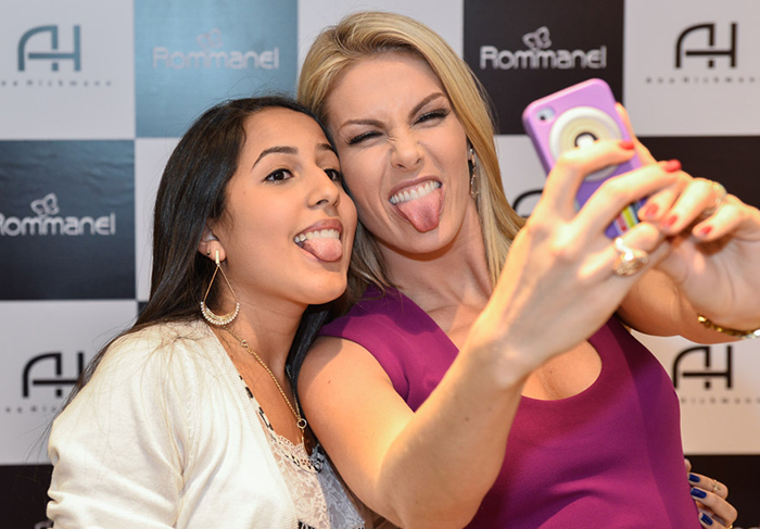 Ana Hickmann faz careta para selfie com fã durante lançamento da sua coleção de joias em Minas Gerais