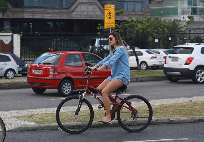 Sasha Meneghel curte o Circuito Mundial de surfe no meio da galera